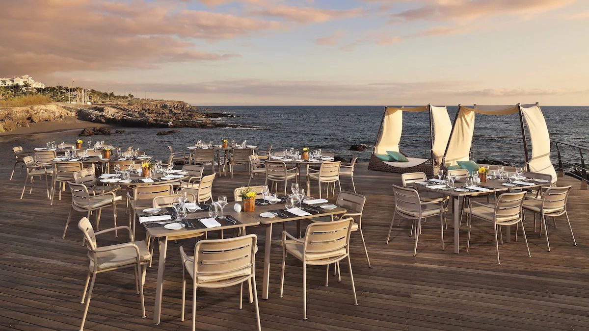 Gran Meliá Palacio de Isora - taras przy plazy