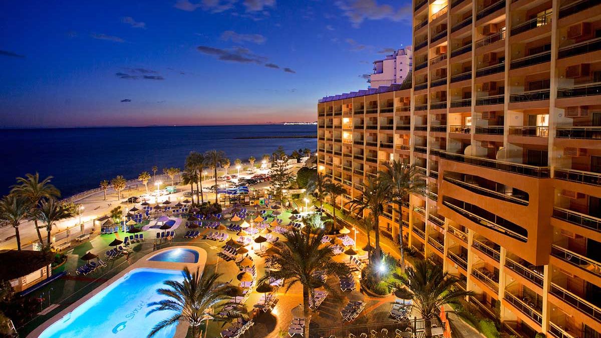 Sunset Beach Club - hotel nocą