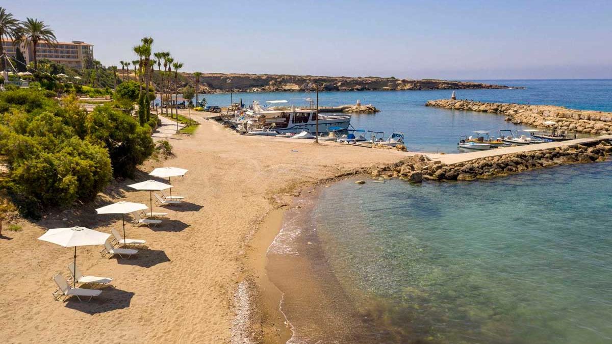 Coral Beach Hotel and Resort - plaża