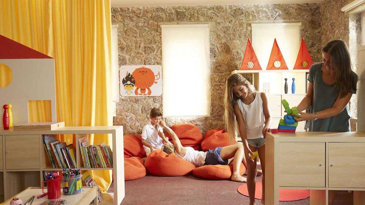 Mayor Pelekas Monastery - sala zabaw