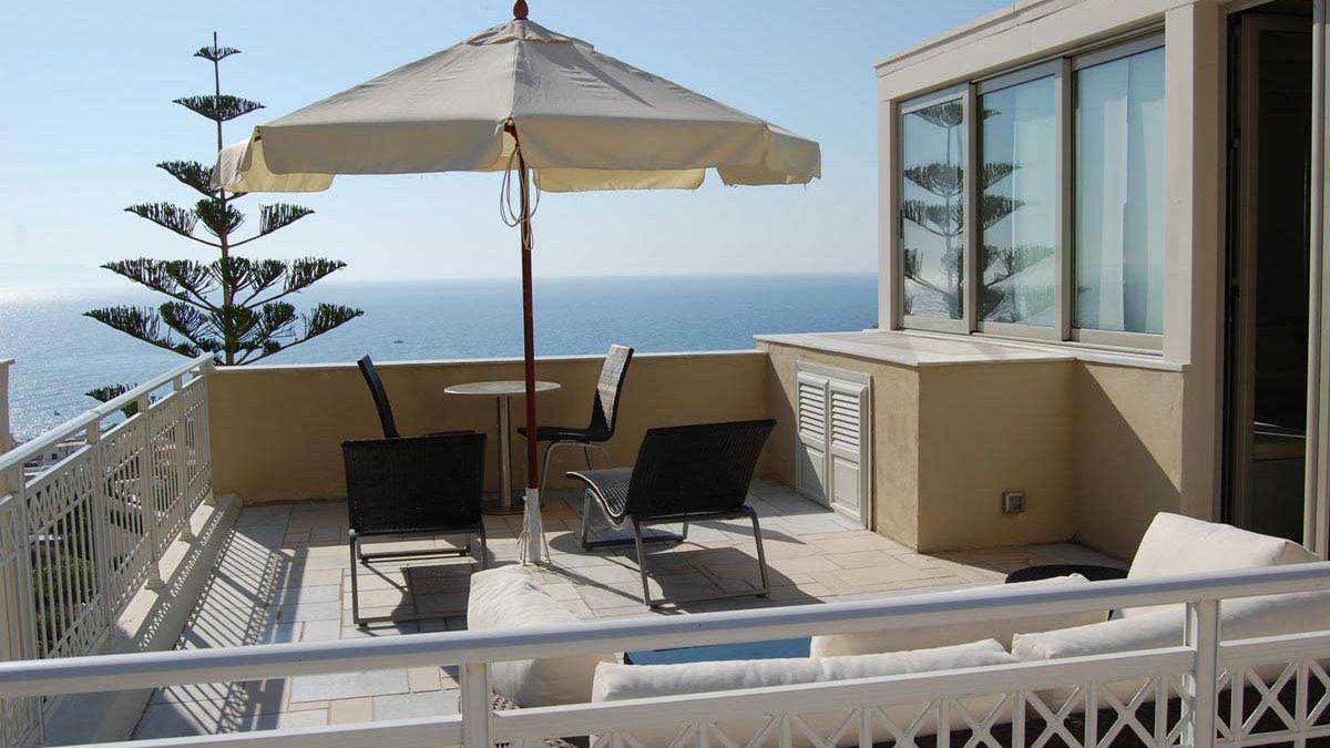 Antinea Suites & SPA - taras w pok&oacute;ju