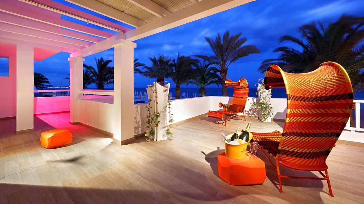 Ushuaia Ibiza Beach - taras przy basenie