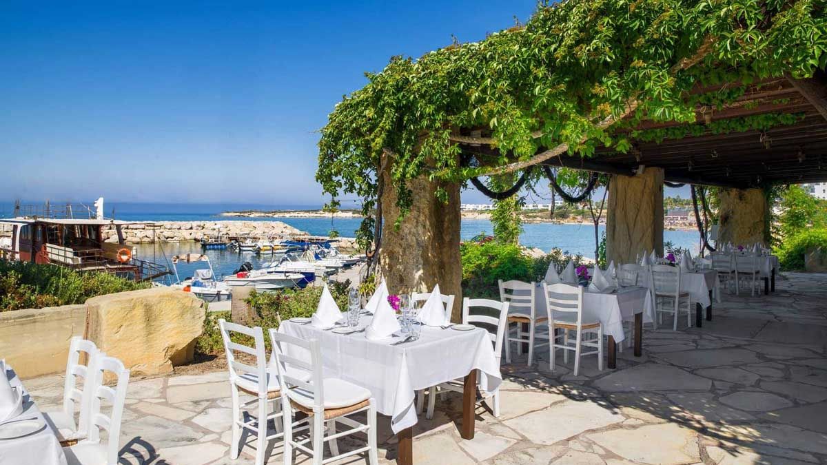 Coral Beach Hotel and Resort - restauracja