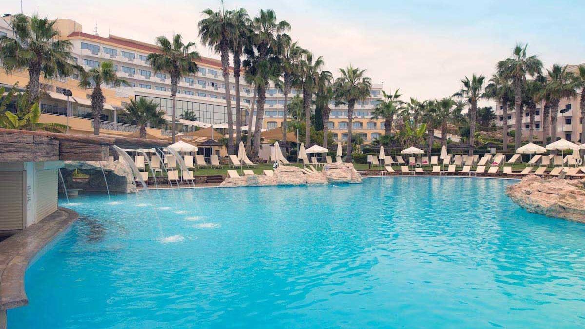 St. George Beach Hotel & Spa Resort - basen