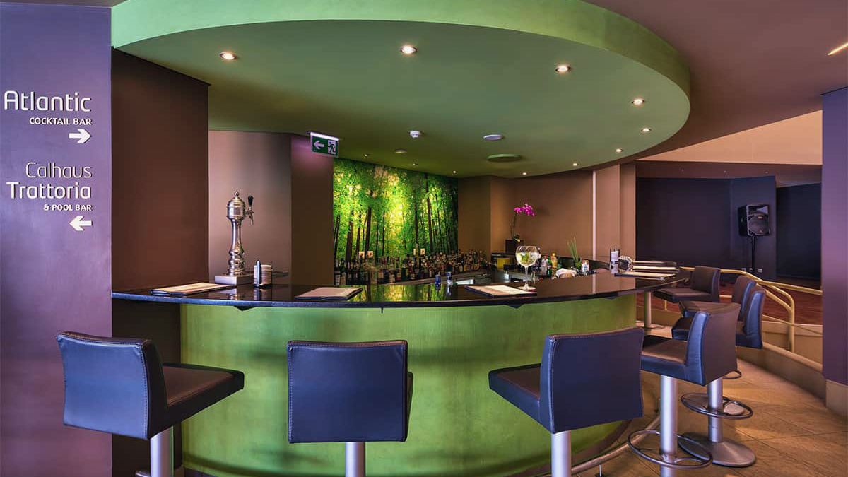 Four Views Oasis - bar