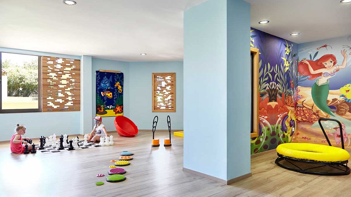 Roda Beach Resort & SPA - sala zabaw