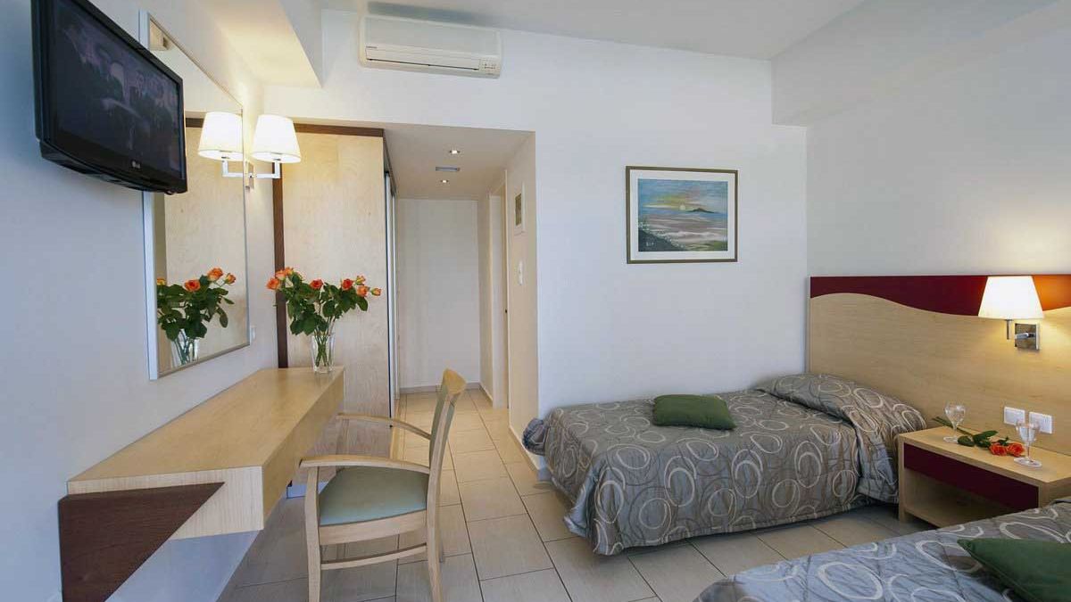 Grand Hotel Holiday Resort - pok&oacute;j