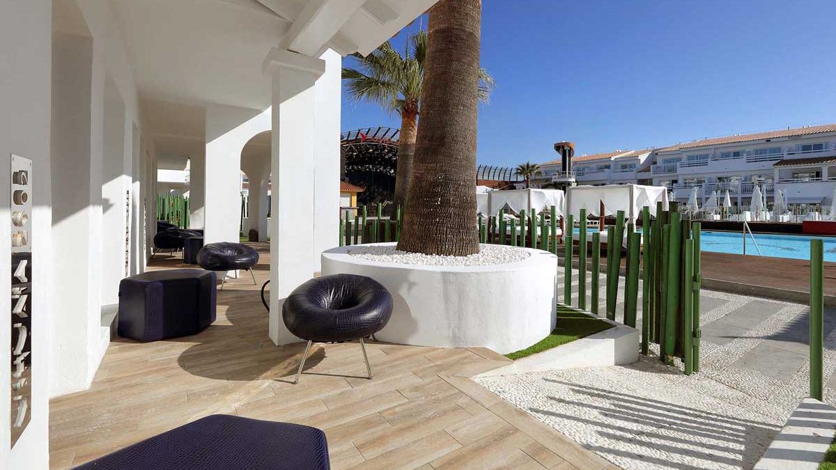 Ushuaia Ibiza Beach - taras przy pokoju pok&oacute;j