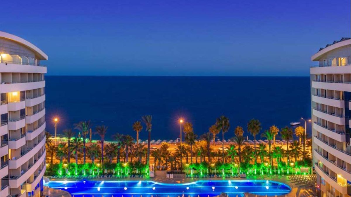 Porto Bello Hotel Resort & SPA - basen nocą