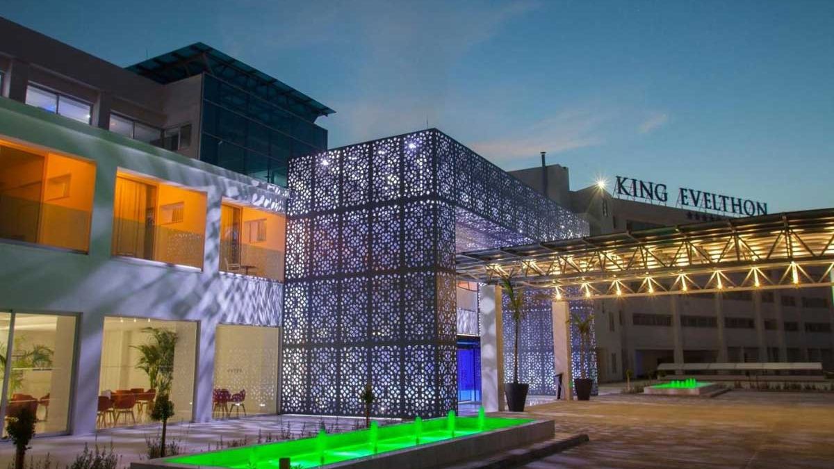 King Evelthon Beach Hotel & Resort - wejście