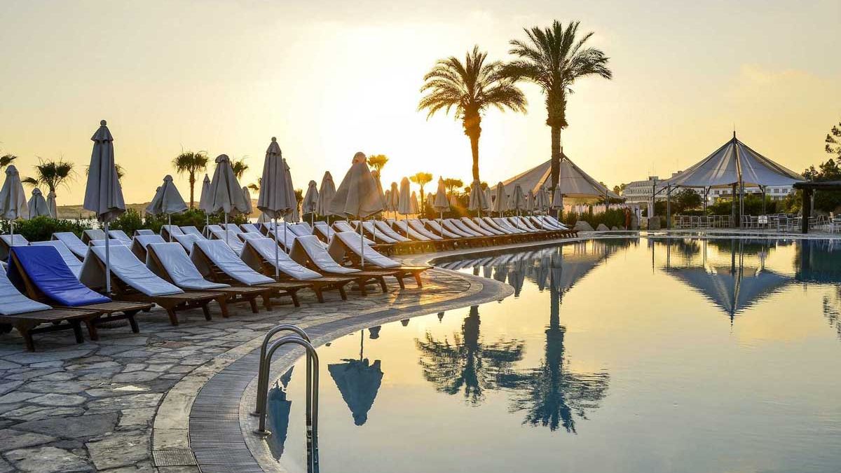 Coral Beach Hotel and Resort - basen