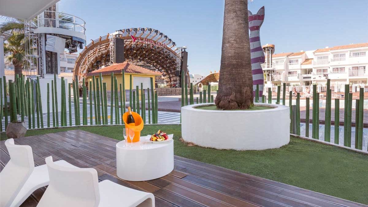 Ushuaia Ibiza Beach - taras przy basenie