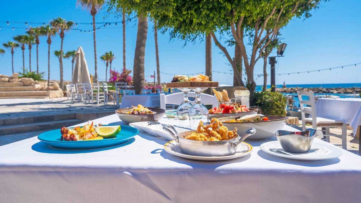 Coral Beach Hotel and Resort - restauracja