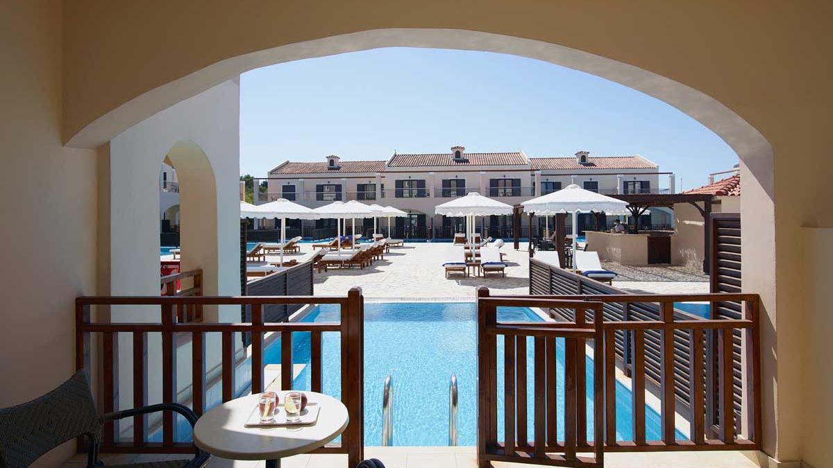 Roda Beach Resort & SPA - taras