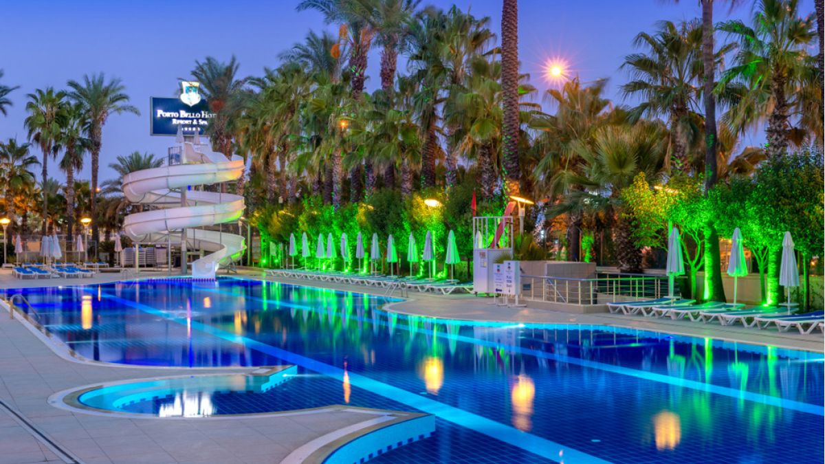 Porto Bello Hotel Resort & SPA - basen nocą