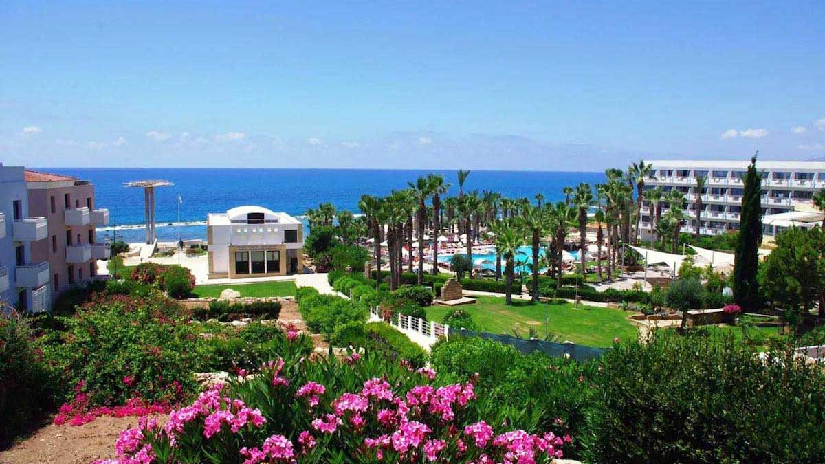 St. George Beach Hotel & Spa Resort - basen