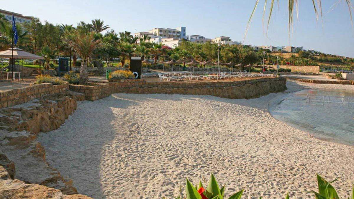St. George Beach Hotel & Spa Resort - plaża