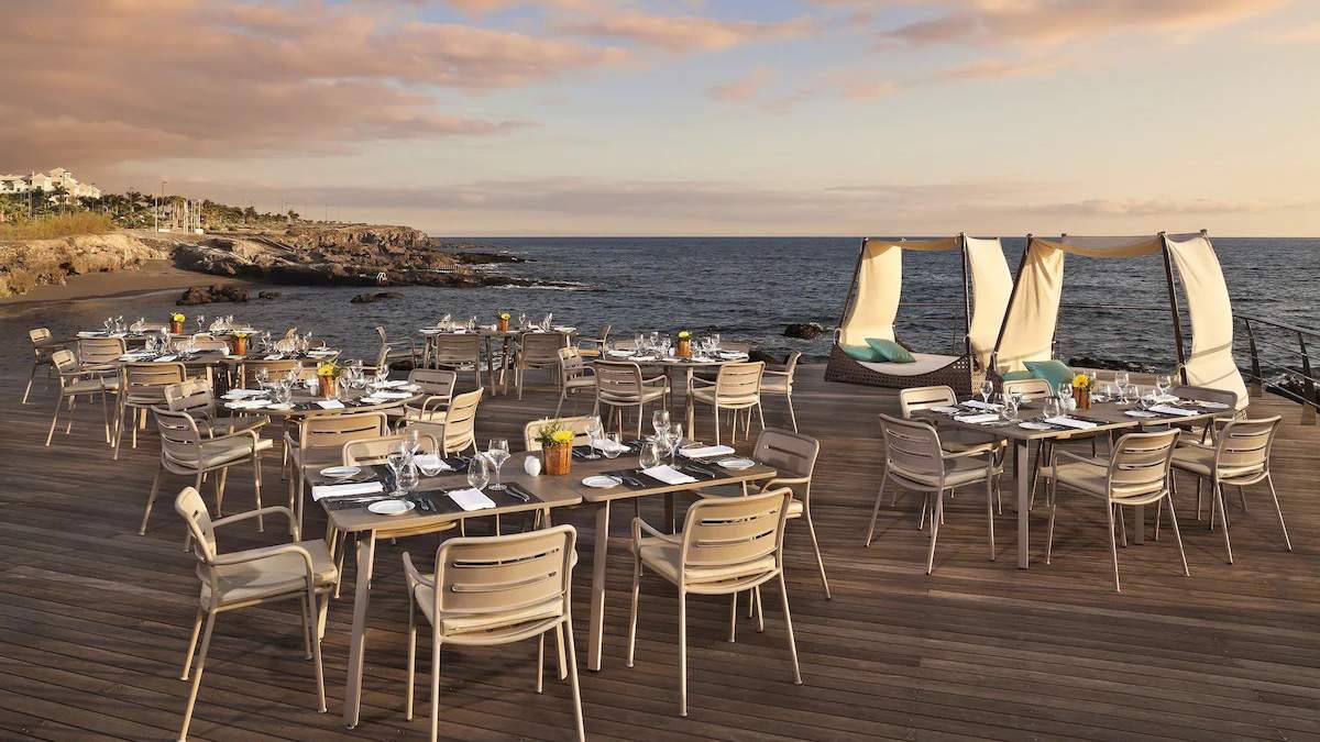 Gran Meliá Palacio de Isora - taras przy plazy
