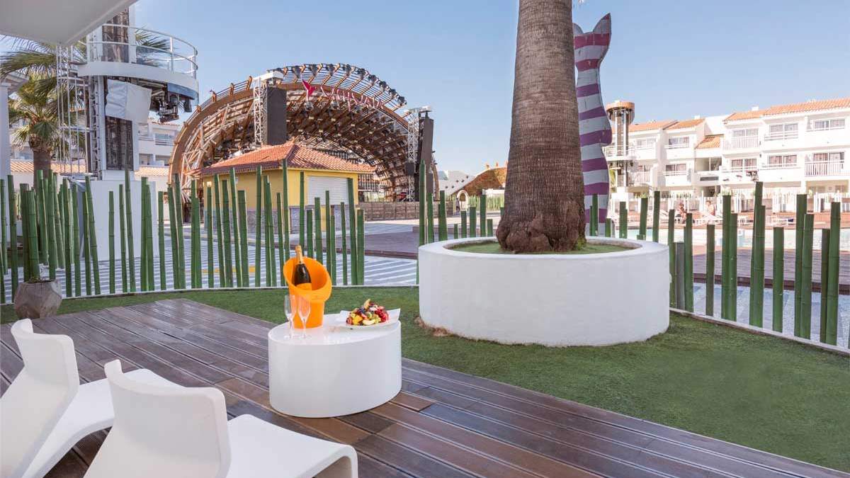 Ushuaia Ibiza Beach - taras przy basenie